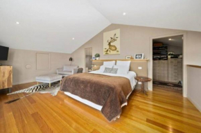 Hobart comfy studio